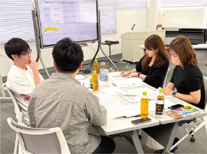 参加者が話し合っている写真